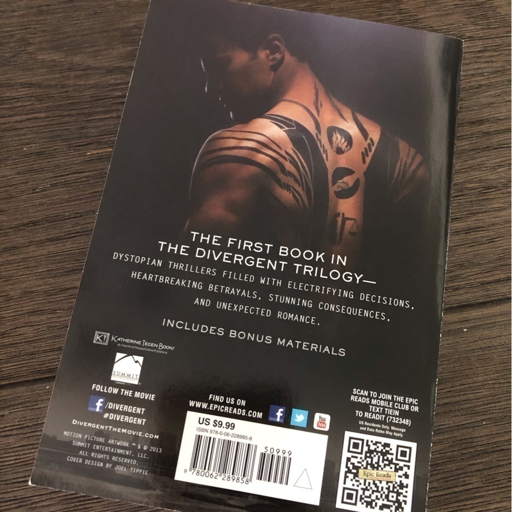 Divergent by: Veronica Roth paperback book - Picture 5 of 5